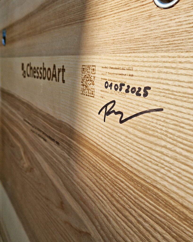 logo ChessboArt i odręczny podpis na drewnianej szachownicy
