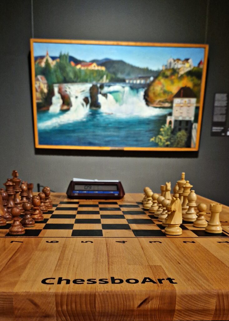 drewniana szachownica ChessboArt na stole w eleganckim salonie