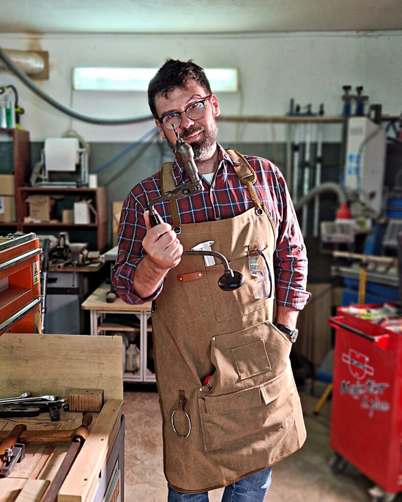 twórca ChessboArt w pracowni stolarskiej z drewnianą szachownicą
