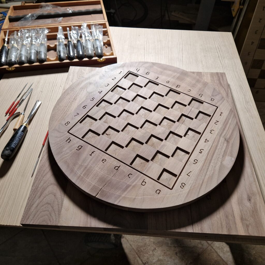 okrągły drewniany blat z grawerowanym wzorem ChessboArt
