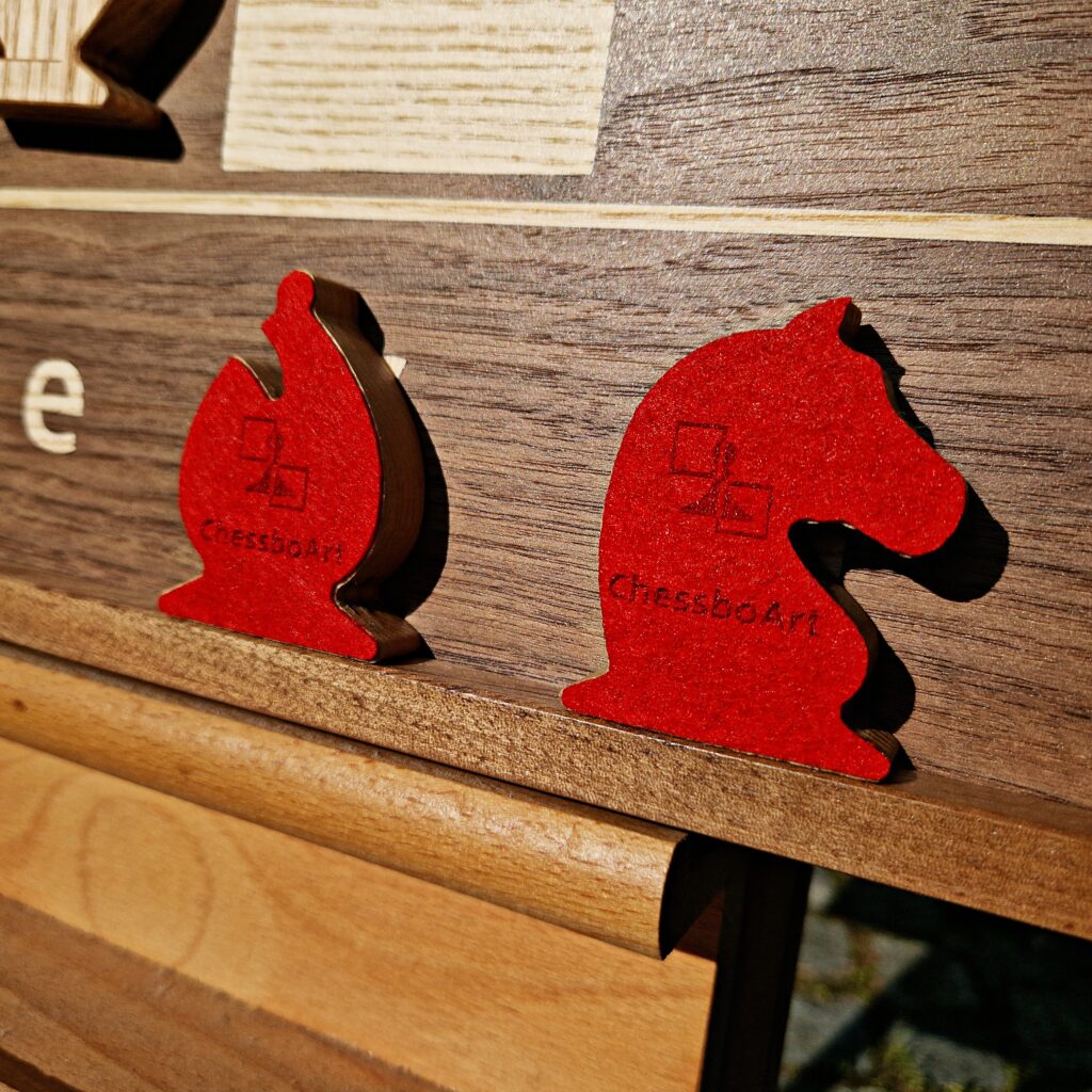 czerwone drewniane skoczki szachowe jako dekoracja ChessboArt
